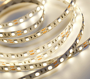 FITA LED 6W 30 LEDS/M 5M 12V COM FONTE AUTOVOLT IP20 3000K